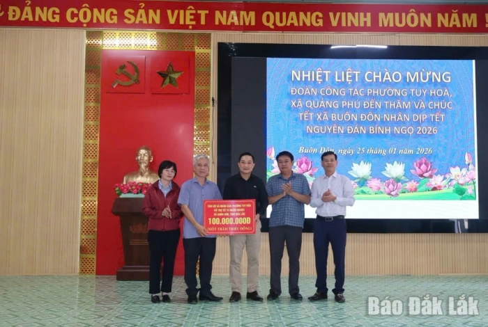 Đoàn công tác phường Tuy Hòa, xã Quảng Phú thăm, chúc Tết tại xã biên giới Buôn Đôn