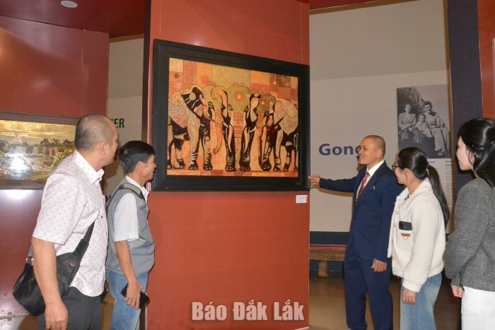 Triển lãm tranh sơn mài “Dấu son giữa đại ngàn” của họa sĩ Trương Văn Linh