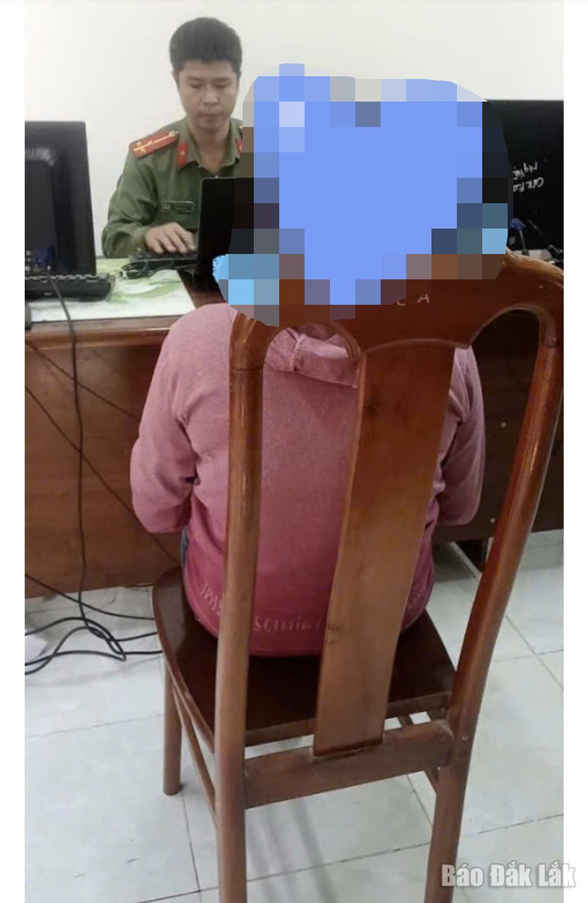 Công an xã Ea Roosk làm việc với người dân về một số thông tin bình luận trên mạng xã hội (Ảnh: Công an xã Ea Rốk cung cấp)