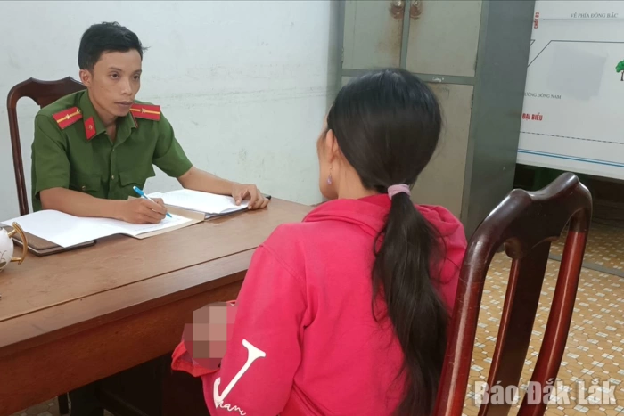 Công an xã Ea Rốk làm việc với 3 trường hợp chia sẻ thông tin chưa được kiểm chứng trên mạng xã hội