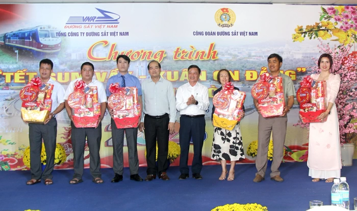 Chi gần 400 triệu đồng chăm lo tết cho người lao động ngành đường sắt