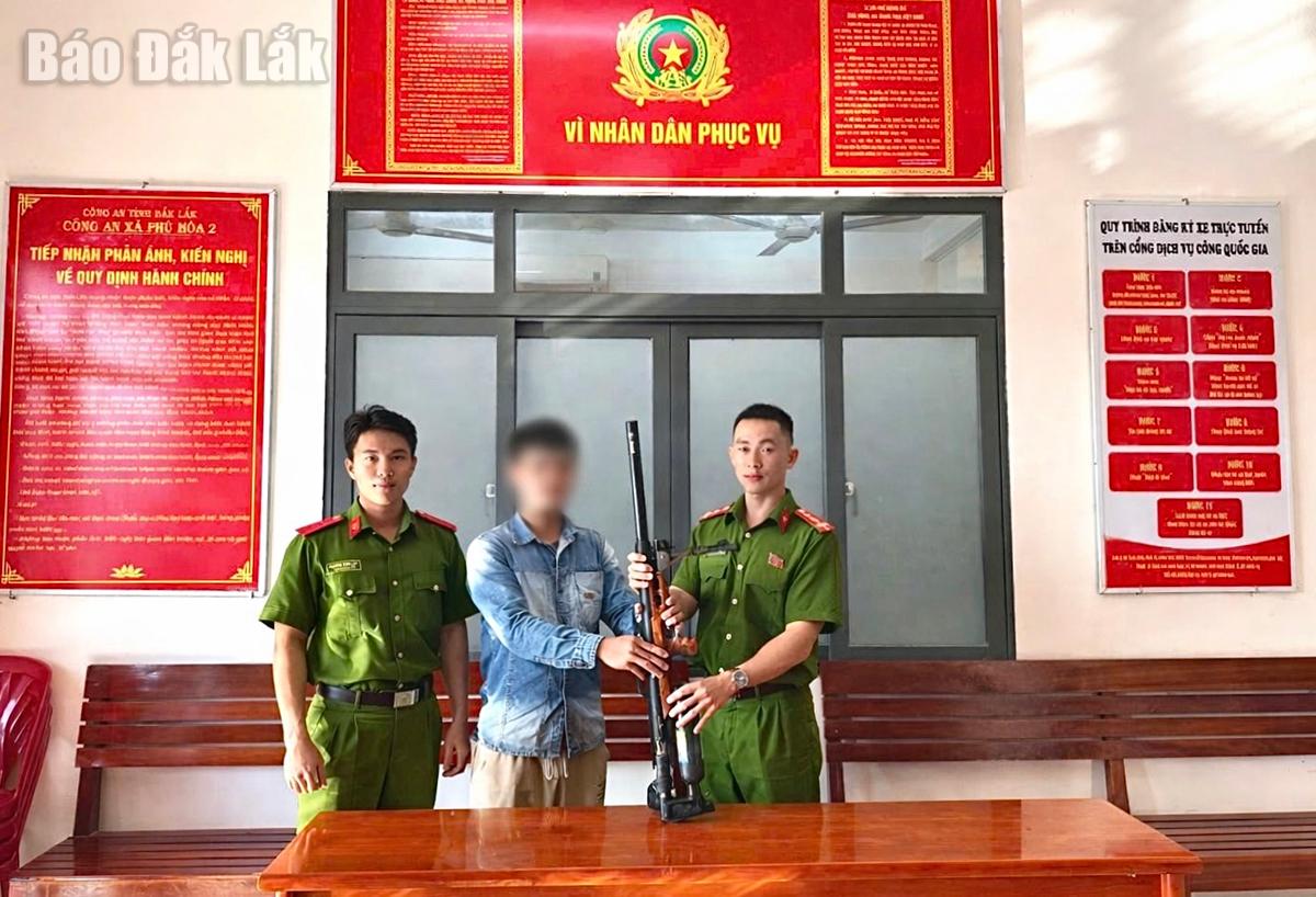 Người dân xã Phú Hòa 2 nhặt súng trên rẫy, tự nguyện giao nộp cho công an