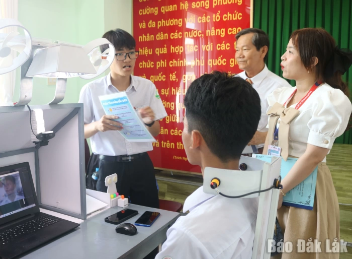 Bàn học AI, bạn đồng hành thông minh của học sinh