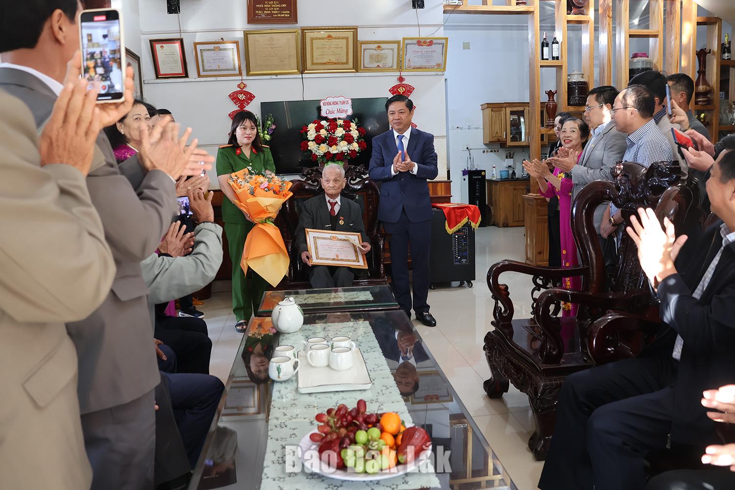 Bí thư Tỉnh ủy Đắk Lắk trao tặng Huy hiệu 80 năm tuổi Đảng cho đảng viên