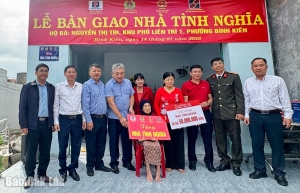 Bàn giao nhà tình nghĩa cho người có công cách mạng tại phường Bình Kiến