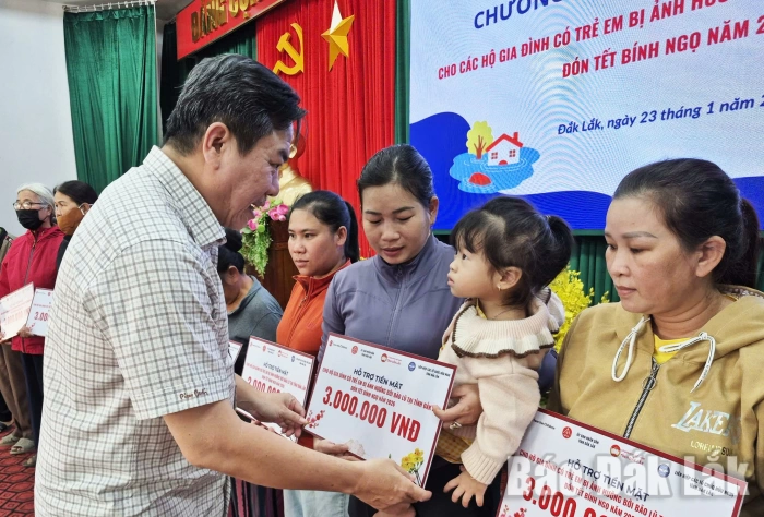 Trao 460 suất hỗ trợ cho các gia đình có trẻ em bị ảnh hưởng bão lũ đón Tết Bính Ngọ 2026