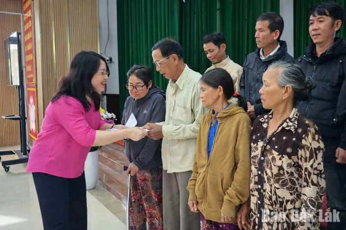 Tặng 192 phần quà Tết cho người dân xã Phú Hòa 1, Phú Hòa 2