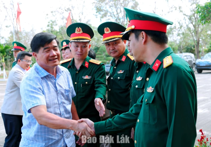 Phó Chủ tịch UBND tỉnh Nguyễn Thiên Văn thăm, chúc Tết các đơn vị lực lượng vũ trang và gia đình chính sách