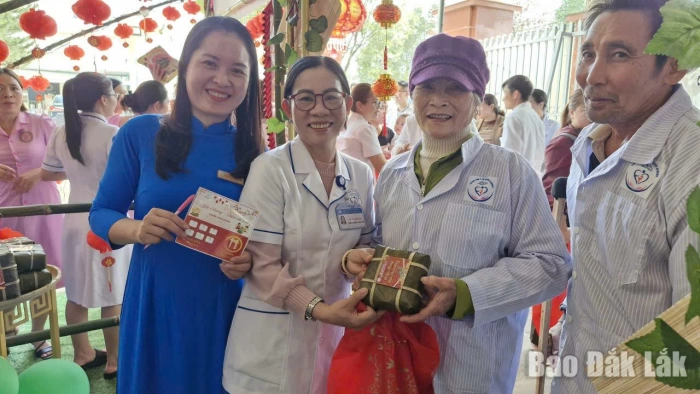 Chương trình “Tết yêu thương - Phiên chợ 0 đồng” tại Trung tâm Y tế M'Drắk