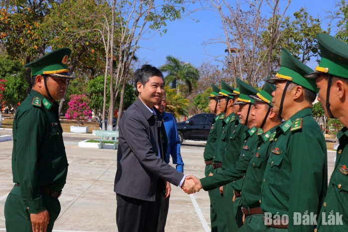 Chủ tịch UBND tỉnh chúc Tết cán bộ, chiến sĩ biên phòng