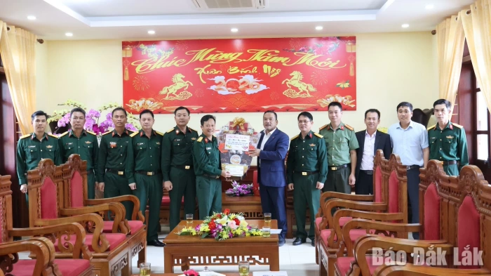 Lãnh đạo tỉnh chúc Tết các đơn vị, gia đình chính sách