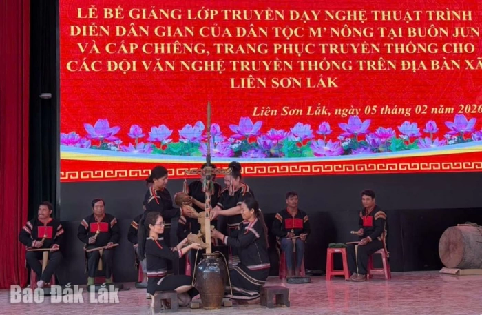 Xã Liên Sơn Lắk: Bế giảng lớp nghệ thuật dân gian và trao tặng nhạc cụ, trang phục truyền thống
