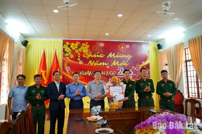 Phó Chủ tịch Thường trực HĐND tỉnh Từ Thái Giang thăm, chúc Tết các đơn vị và gia đình chính sách tại khu vực biên giới