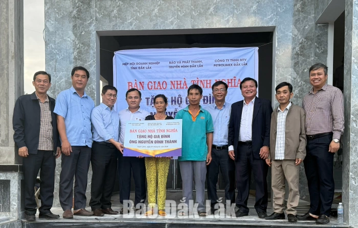 Báo và Phát thanh, Truyền hình Đắk Lắk trao nhà Tình nghĩa, tặng quà Tết các xã phía Đông