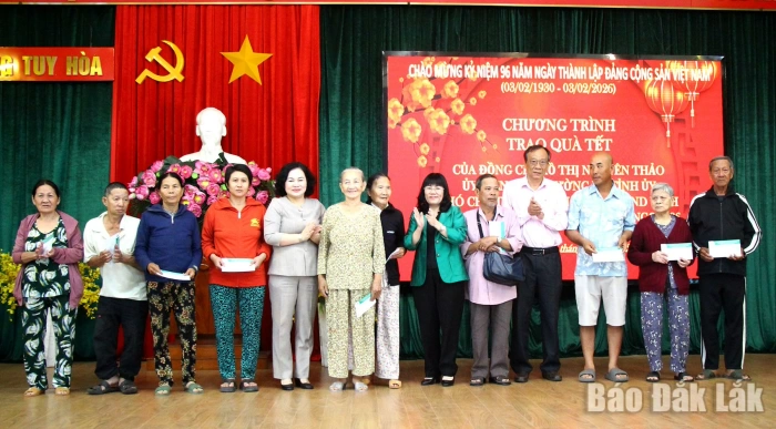 Phó Chủ tịch Thường trực UBND tỉnh Hồ Thị Nguyên Thảo tặng quà Tết cho người dân