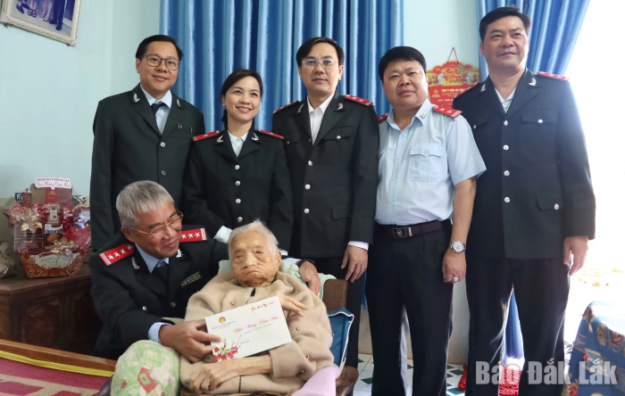 Mang “Tết Yêu Thương” đến với buôn kết nghĩa Tuôr B