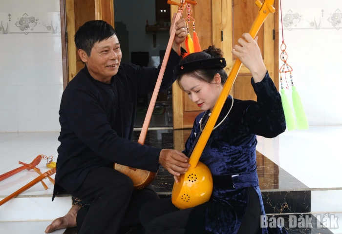 Ngân lên điệu then, đàn tính