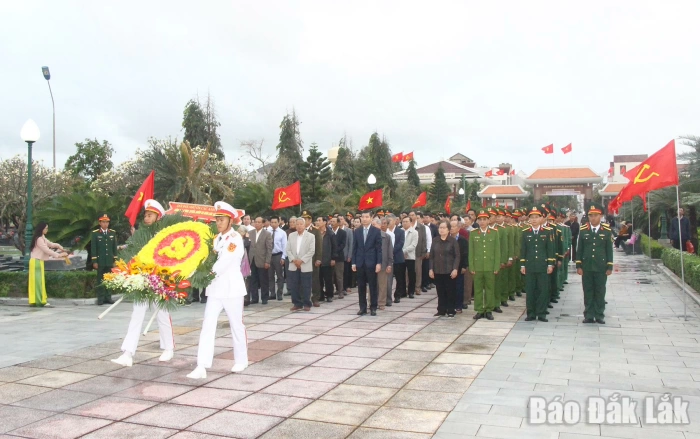 Viếng Nghĩa trang liệt sĩ tỉnh tại phường Phú Yên nhân dịp Tết Nguyên đán