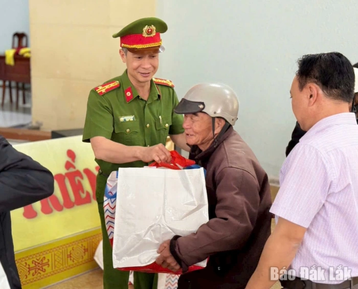 Hơn 180 triệu đồng chăm lo Tết cho người nghèo xã Cuôr Đăng và xã Ea M’Droh