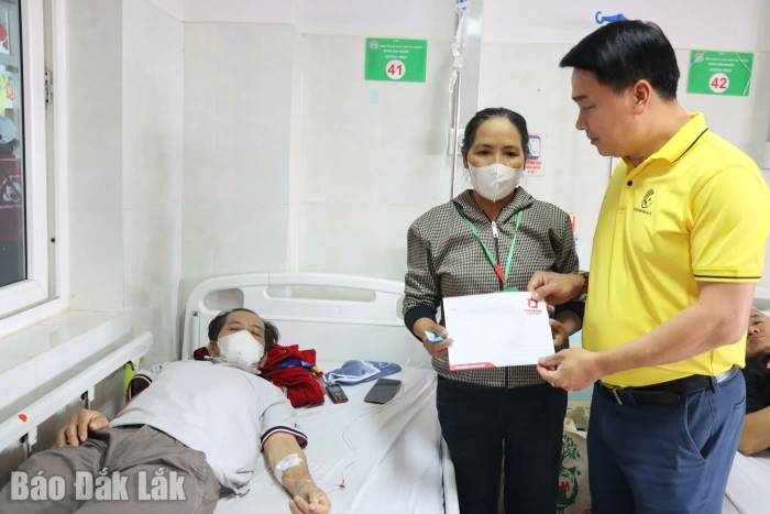 Công ty cổ phần Tín Nghĩa Logistics tặng 100 triệu đồng hỗ trợ bệnh nhân có hoàn cảnh khó khăn