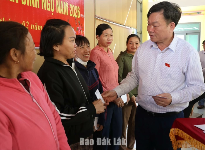 Hội đồng Dân tộc Quốc hội tặng quà Tết cho người dân xã biên giới Ia Rvê