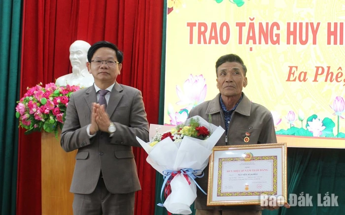 Đảng ủy xã Ea Phê trao tặng Huy hiệu Đảng cho 6 đảng viên