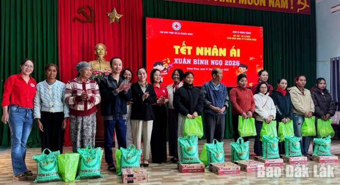 Xã Krông Năng chăm lo Tết cho người có công, hộ nghèo và người có uy tín