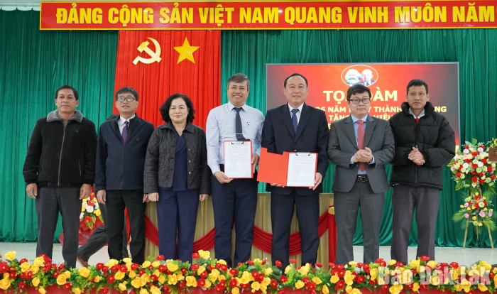 Báo và Phát thanh, Truyền hình Đắk Lắk ký kết hợp tác tuyên truyền với xã Vân Hòa