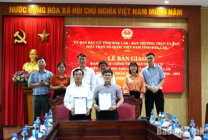 Bàn giao danh sách chính thức người ứng cử ĐBQH khóa XVI và đại biểu HĐND tỉnh nhiệm kỳ 2026-2031