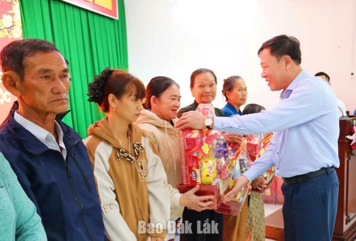 Bí thư Đảng ủy phường Buôn Ma Thuột Trần Phú Hùng tặng quà Tết cho người dân xã Xuân Lộc