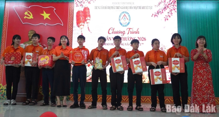 Xuân yêu thương – Trao học bổng chắp cánh ước mơ