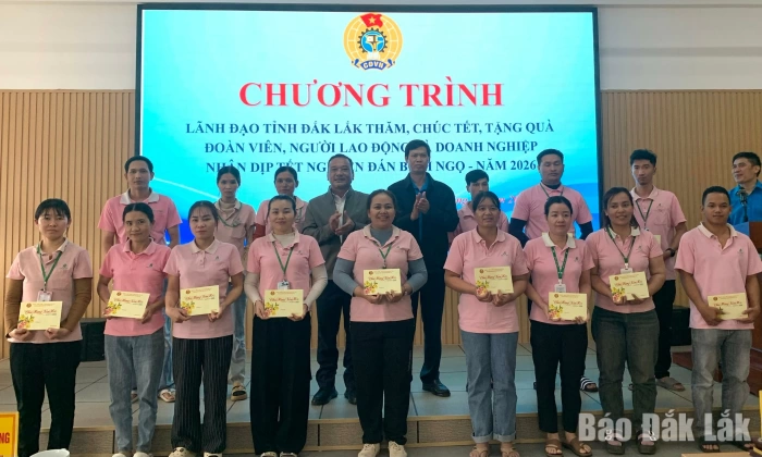 Lãnh đạo tỉnh thăm, chúc tết, tặng quà người lao động