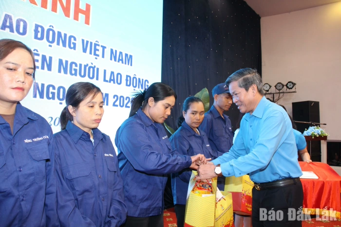 Lãnh đạo Tổng Liên đoàn lao động Việt Nam tặng quà người lao động Công ty Cổ phần Cao su Đắk Lắk