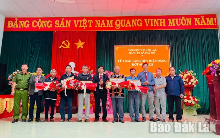 Phú Mỡ trao Huy hiệu Đảng đợt 3/2