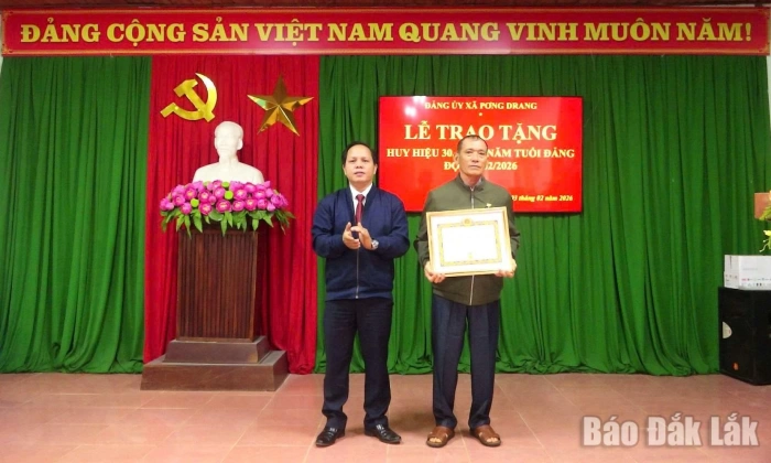 Xã Pơng Drang tổ chức sinh hoạt chính trị  và trao Huy hiệu Đảng