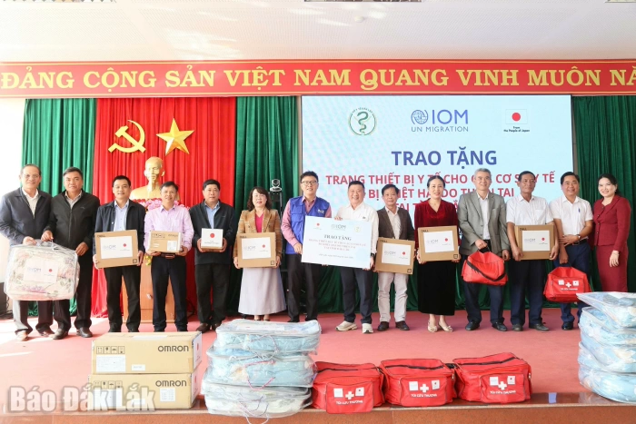 Trao tặng trang thiết bị cho các cơ sở y tế bị ảnh hưởng bởi thiên tai  