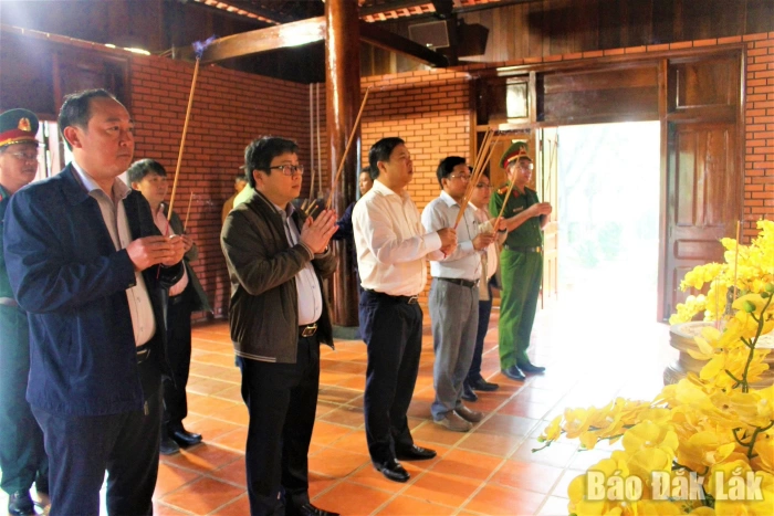 Đoàn công tác của Tỉnh ủy dâng hương tại Nhà thờ Bác Hồ