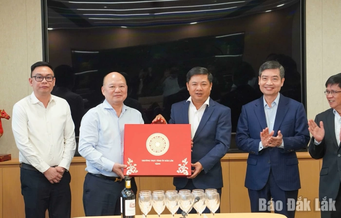 Lãnh đạo tỉnh thăm, làm việc tại Tập đoàn Xuân Cầu Holdings