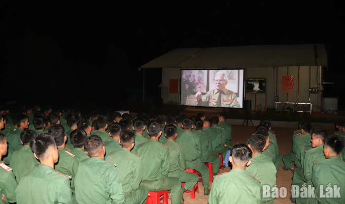 Chiếu phim phục vụ cán bộ, chiến sĩ và nhân dân