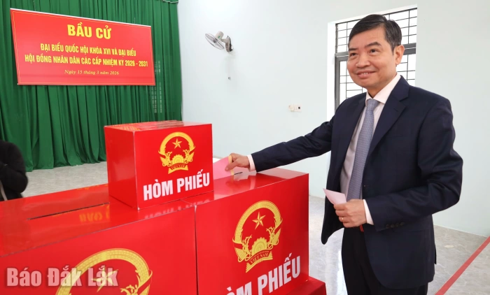 Chủ tịch UBND tỉnh Tạ Anh Tuấn tham gia bầu cử tại khu vực bỏ phiếu số 38, phường Buôn Ma Thuột