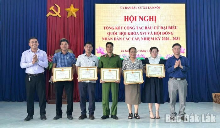 Xã Ea Knốp khen thưởng 5 tập thể và 93 cá nhân có thành tích xuất sắc trong công tác bầu cử