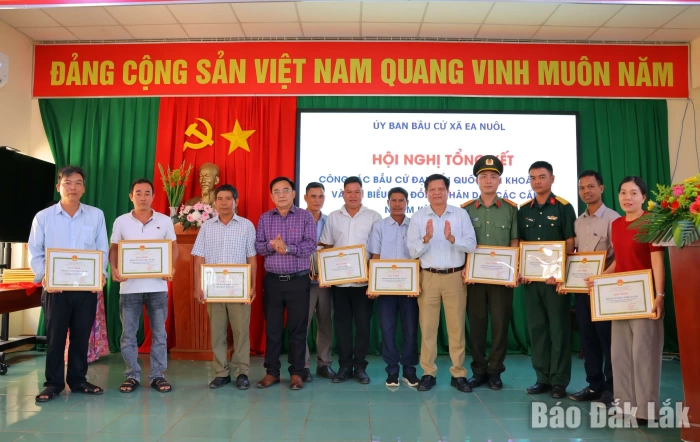 Xã Ea Nuôl khen thưởng 26 tập thể, 71 cá nhân trong công tác bầu cử