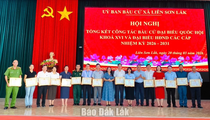 Xã Liên Sơn Lắk khen thưởng các tập thể và cá nhân có thành tích trong công tác bầu cử