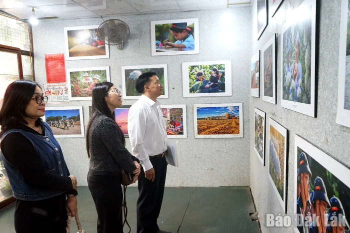 Trưng bày ảnh nghệ thuật “Tháng Ba trong tôi” và phát động cuộc thi ảnh “Hạnh phúc cho mọi gia đình”