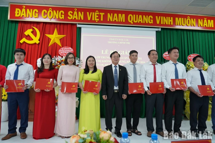 Trao bằng Trung cấp lý luận chính trị cho 83 học viên