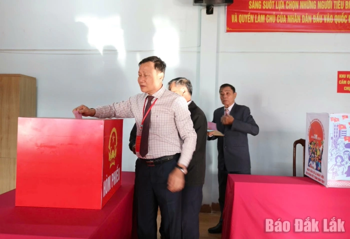 Bí thư Đảng ủy phường Buôn Ma Thuột Trần Phú Hùng tham gia bỏ phiếu tại Tổ dân phố 7 Tân Lợi