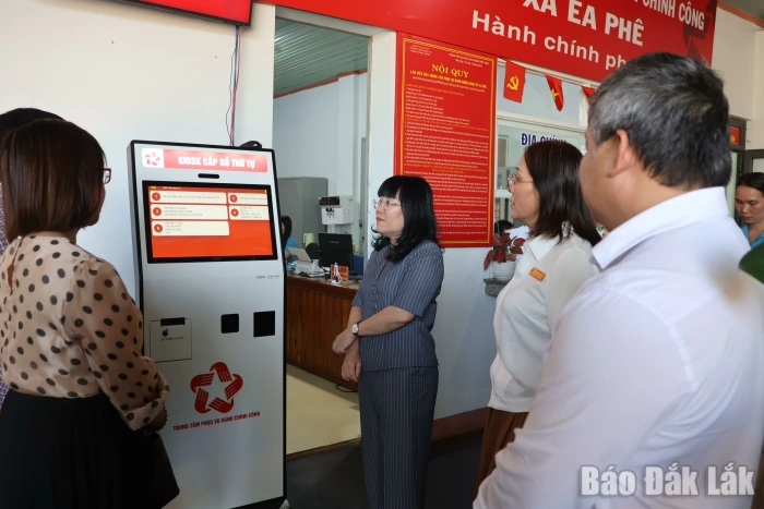 Phó Chủ tịch Thường trực UBND tỉnh Hồ Thị Nguyên Thảo làm việc với xã Ea Phê