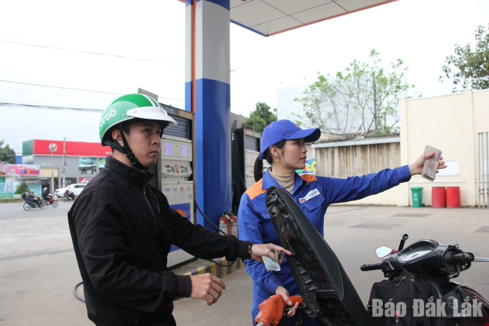 Giá xăng vượt hơn 30.000 đồng/lít