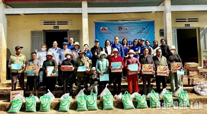 Tặng quà, khám bệnh và cấp thuốc miễn phí cho người dân xã Krông Búk