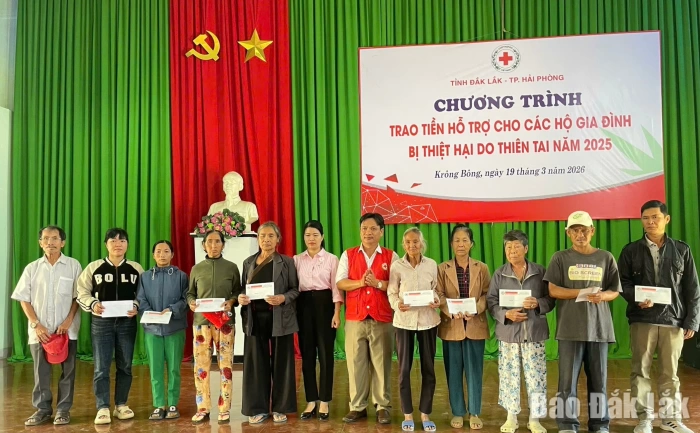 Trao 150 suất quà tặng người dân xã Krông Bông